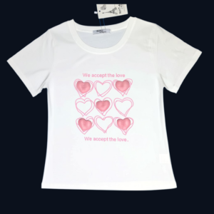 Blusa tipo playera de algodón en color blanco con diseño de corazones tridimensionales