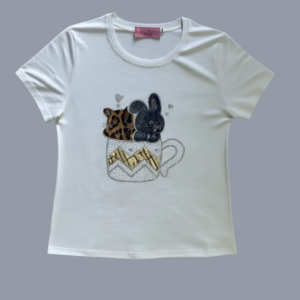 Blusa para mujer de manga corta, elaborada en tela suave y ligera, con diseño frontal bordado y con aplicaciones brillantes en forma de taza y figuras decorativas, color blanco