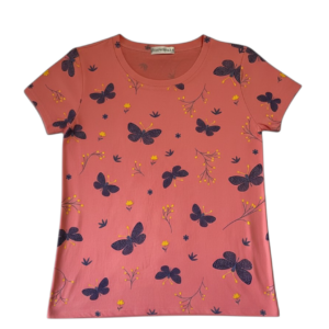 Blusa tipo playera con estampado continuo de mariposas en color coral de tela algodón