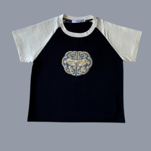 Blusa o Playera tipo crop top color crema y negro, manga corta