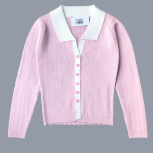 Suéter rosado de manga larga con botones y con el cuello blanco