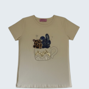 blusa para mujer de manga corta, elaborada en tela suave y ligera, con diseño frontal bordado y con aplicaciones brillantes en forma de taza y figuras decorativas en color beige