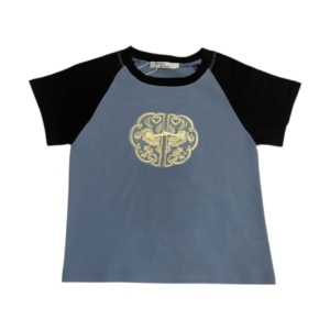 Blusa o playera de mujer de manga corta en color negro y grisáceo
