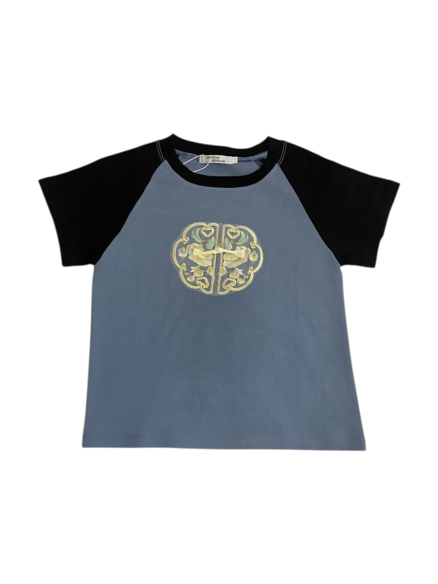 Blusa o playera de mujer de manga corta en color negro y grisáceo