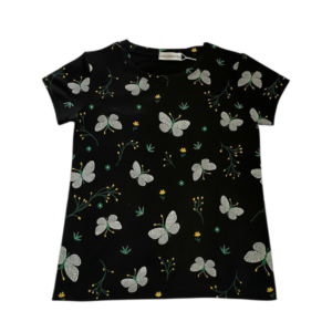 Blusa tipo playera con estampado continuo de mariposas en color negro