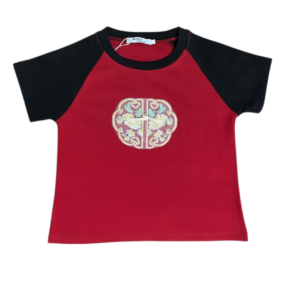 Blusa o Playera tipo crop top color rojo oscuro y negro, manga corta