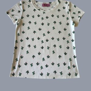 Playera tipo blusa de mujer en color blanco con diseños de saguaro y nopales, tela algodón