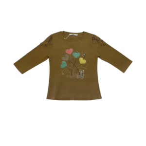 Blusa tipo playera color beige oscuro de manga mediana con diseño de Corazones en estampado y pedrería