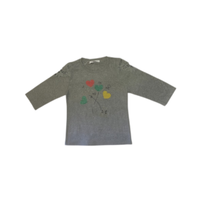 Blusa tipo playera color Gris claro de manga mediana con diseño de Corazones en estampado y pedrería