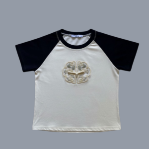 Blusa o Playera tipo crop top color crema y negro, manga corta