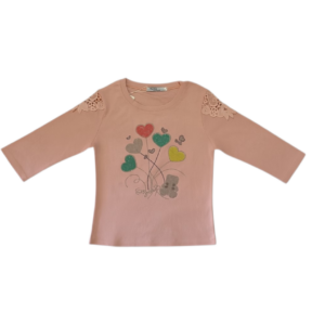 Blusa tipo playera con manga mediana con diseño de Corazones en estampado y pedrería, color palo rosa