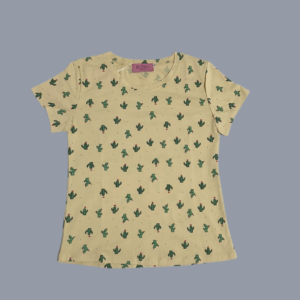 puedes ayudarme a crear una descripción para Playera tipo blusa de mujer manga corta en color piel claro con diseños de saguaro y nopales