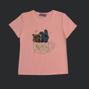 Blusa para mujer de manga corta, elaborada en tela suave y ligera, con diseño frontal bordado y con aplicaciones brillantes en forma de taza y figuras decorativas, color palo rosa