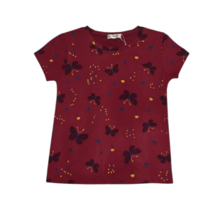 Blusa tipo playera con estampado continuo de mariposas en color vino